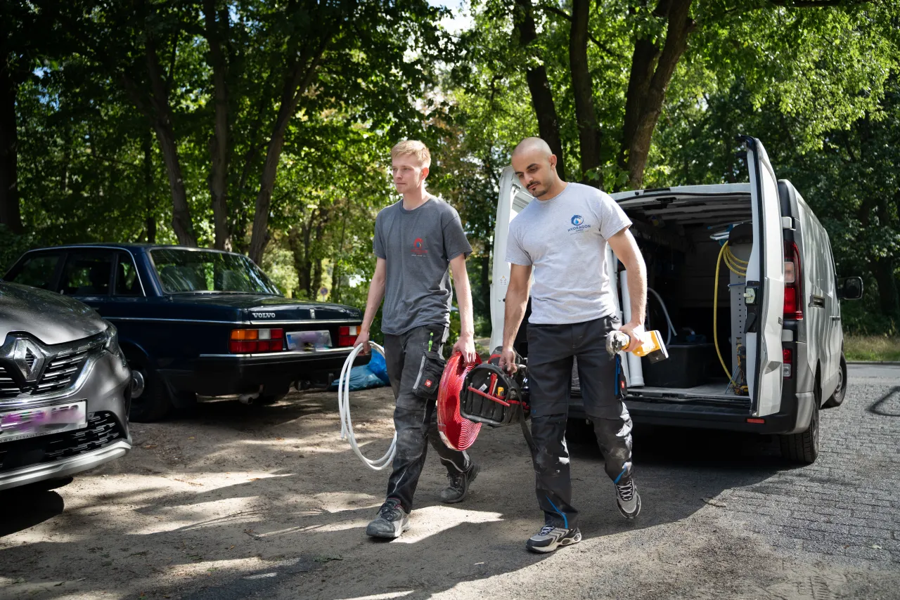 Hydragon Team im Einsatz mit Servicefahrzeug in Berlin