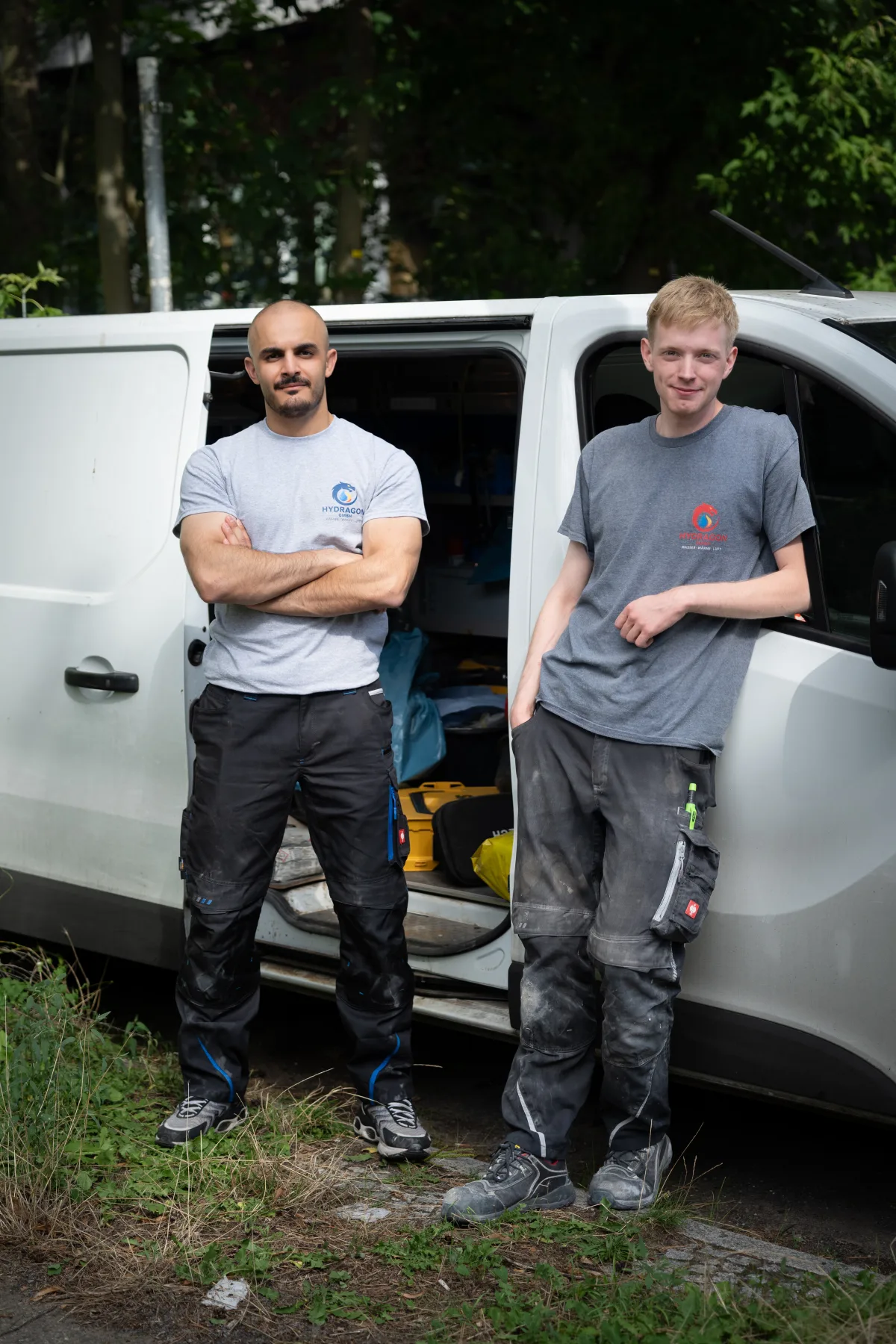 Anlagenmechaniker SHK von Hydragon am Servicefahrzeug
